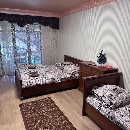 Отель Біля Озера Mukacheve Ngoại thất bức ảnh