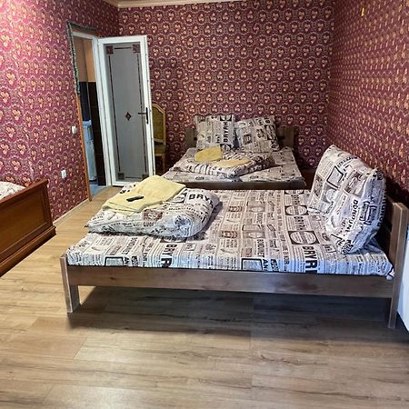 Отель Біля Озера Mukacheve Ngoại thất bức ảnh