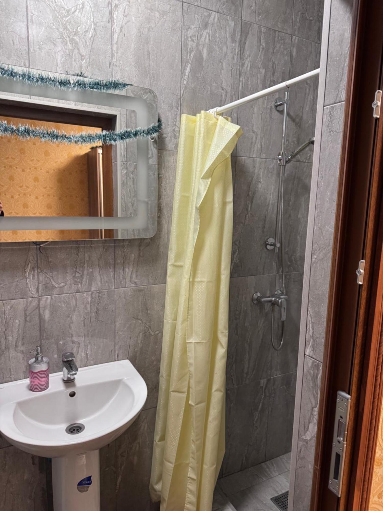 Отель Біля Озера Mukacheve Ngoại thất bức ảnh