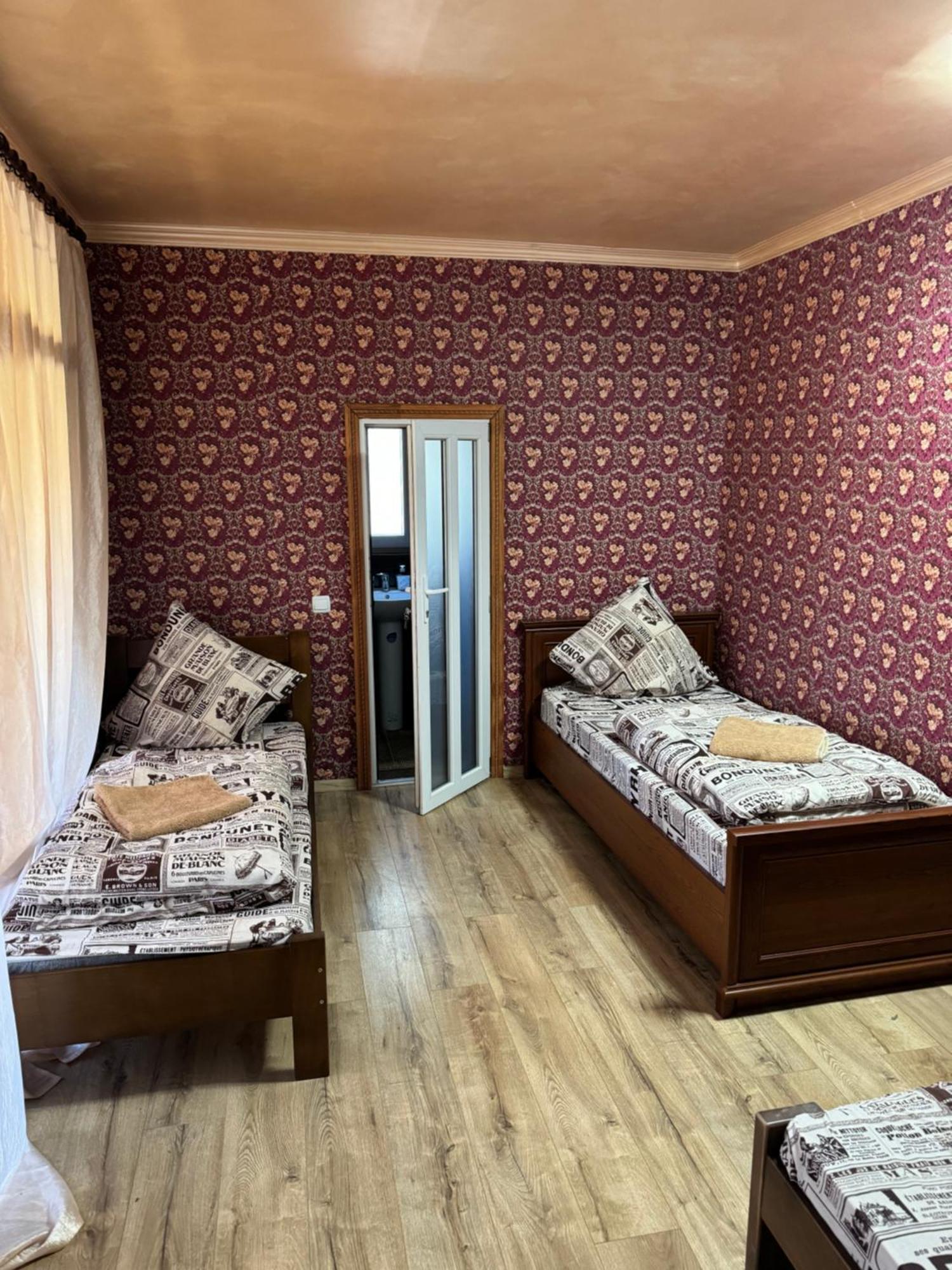 Отель Біля Озера Mukacheve Ngoại thất bức ảnh